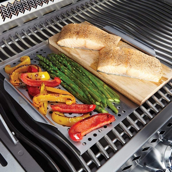 Перфорированный противень из нержавеющей стали с кедровой доской Napoleon 70026